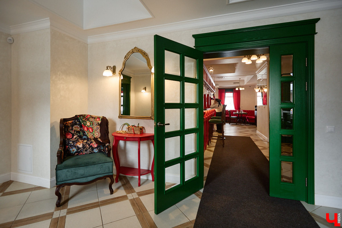 Весной ведущие российские кулинары состязаются в креативе, создавая умопомрачительные десерты. Парадокс в том, что их рецепты на самом деле придуманы более двух тысяч лет назад и в основе своей остались неизменны. Так, во владимирском трактире «Вновь» вернули из забвения александрийский кулич и многослойный курник.