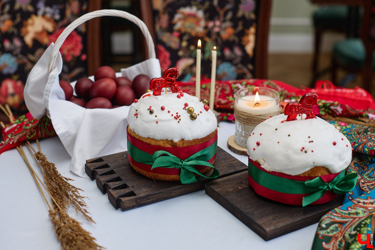 Весной ведущие российские кулинары состязаются в креативе, создавая умопомрачительные десерты. Парадокс в том, что их рецепты на самом деле придуманы более двух тысяч лет назад и в основе своей остались неизменны. Так, во владимирском трактире «Вновь» вернули из забвения александрийский кулич и многослойный курник.