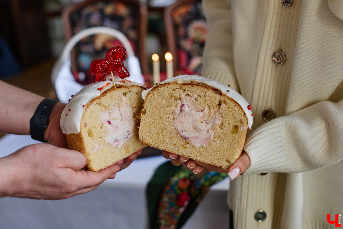 Весной ведущие российские кулинары состязаются в креативе, создавая умопомрачительные десерты. Парадокс в том, что их рецепты на самом деле придуманы более двух тысяч лет назад и в основе своей остались неизменны. Так, во владимирском трактире «Вновь» вернули из забвения александрийский кулич и многослойный курник.