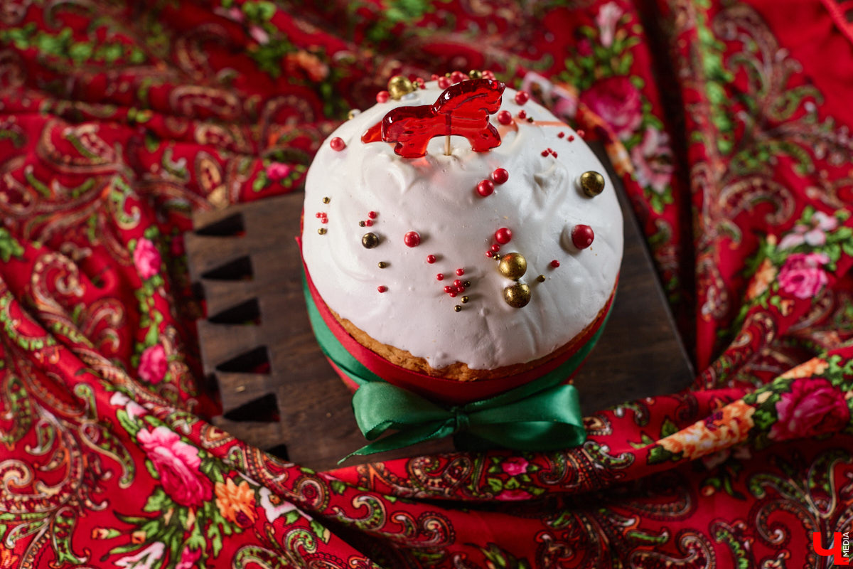 Весной ведущие российские кулинары состязаются в креативе, создавая умопомрачительные десерты. Парадокс в том, что их рецепты на самом деле придуманы более двух тысяч лет назад и в основе своей остались неизменны. Так, во владимирском трактире «Вновь» вернули из забвения александрийский кулич и многослойный курник.