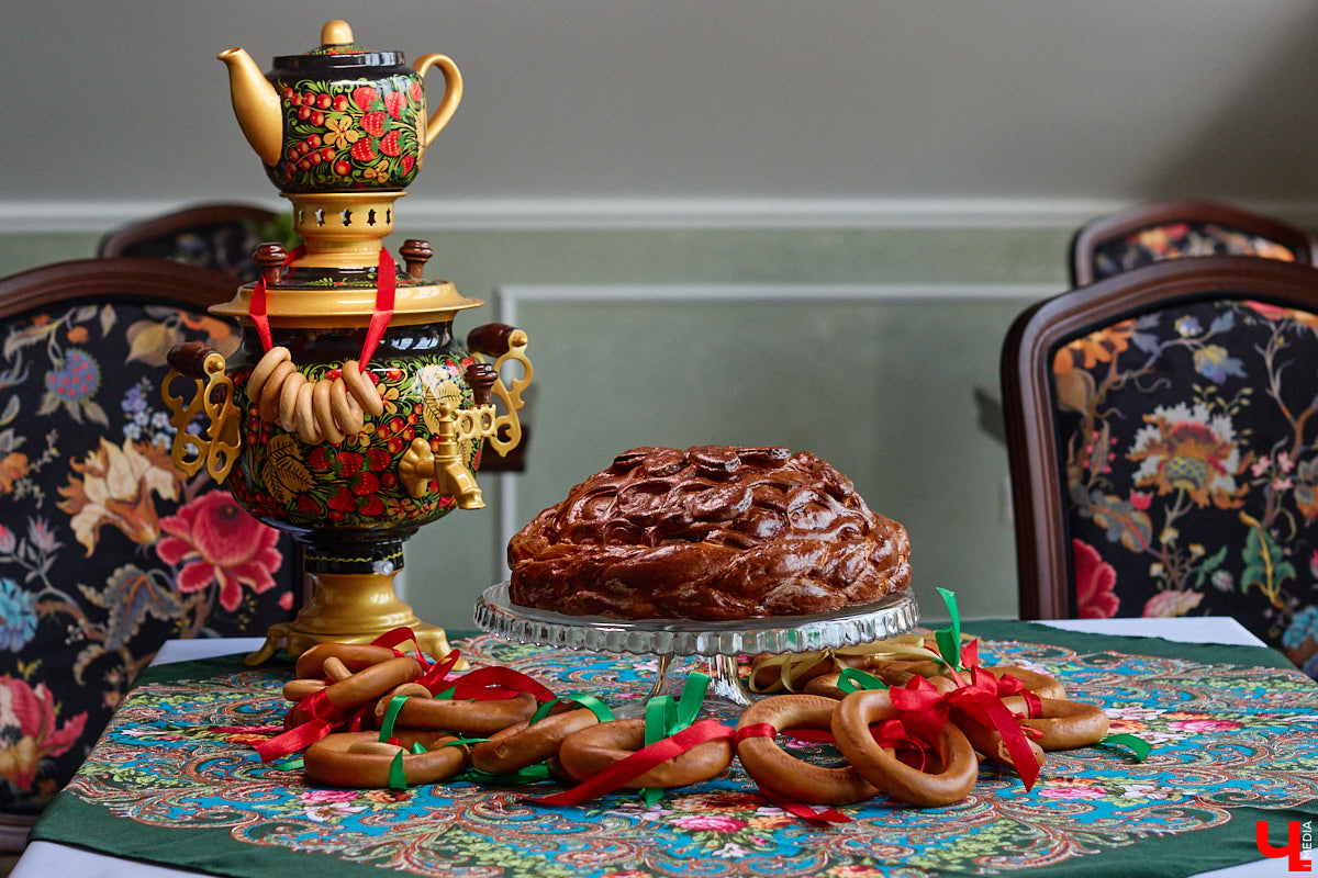 Весной ведущие российские кулинары состязаются в креативе, создавая умопомрачительные десерты. Парадокс в том, что их рецепты на самом деле придуманы более двух тысяч лет назад и в основе своей остались неизменны. Так, во владимирском трактире «Вновь» вернули из забвения александрийский кулич и многослойный курник.