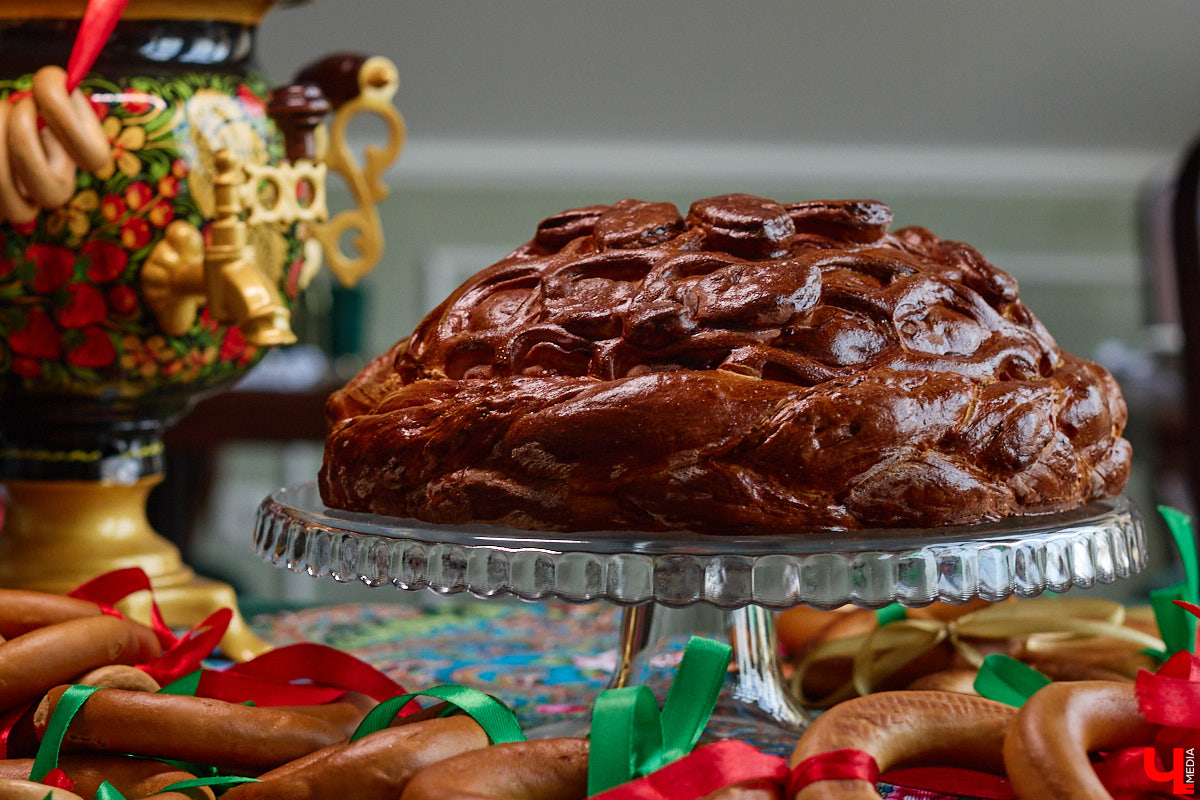 Весной ведущие российские кулинары состязаются в креативе, создавая умопомрачительные десерты. Парадокс в том, что их рецепты на самом деле придуманы более двух тысяч лет назад и в основе своей остались неизменны. Так, во владимирском трактире «Вновь» вернули из забвения александрийский кулич и многослойный курник.