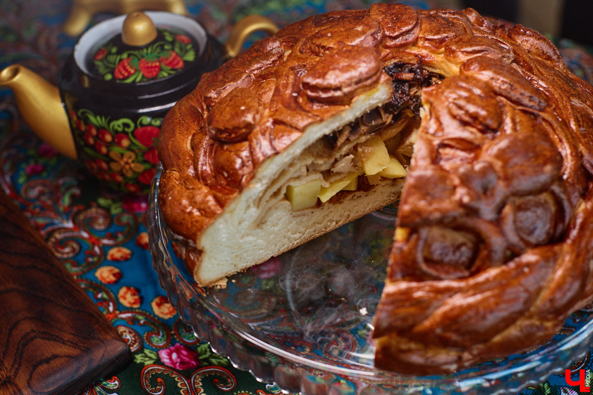 Весной ведущие российские кулинары состязаются в креативе, создавая умопомрачительные десерты. Парадокс в том, что их рецепты на самом деле придуманы более двух тысяч лет назад и в основе своей остались неизменны. Так, во владимирском трактире «Вновь» вернули из забвения александрийский кулич и многослойный курник.