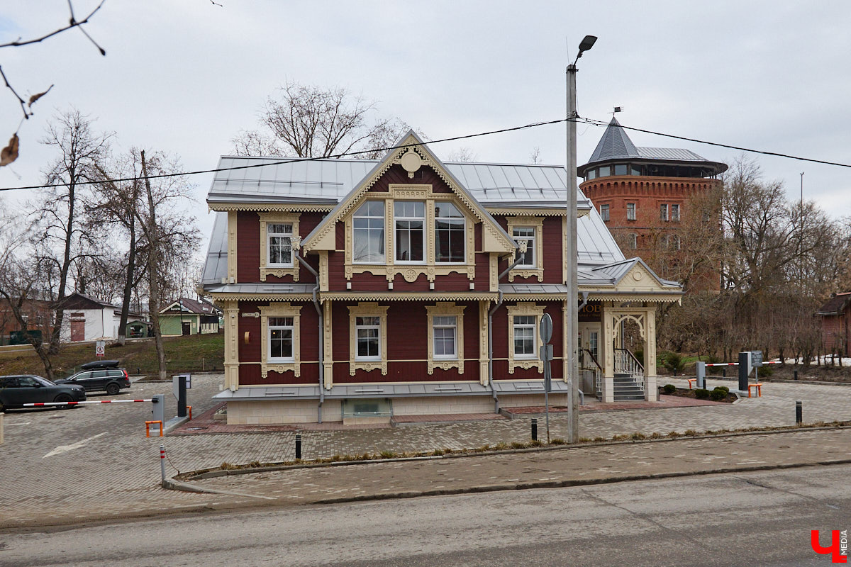 Весной ведущие российские кулинары состязаются в креативе, создавая умопомрачительные десерты. Парадокс в том, что их рецепты на самом деле придуманы более двух тысяч лет назад и в основе своей остались неизменны. Так, во владимирском трактире «Вновь» вернули из забвения александрийский кулич и многослойный курник.