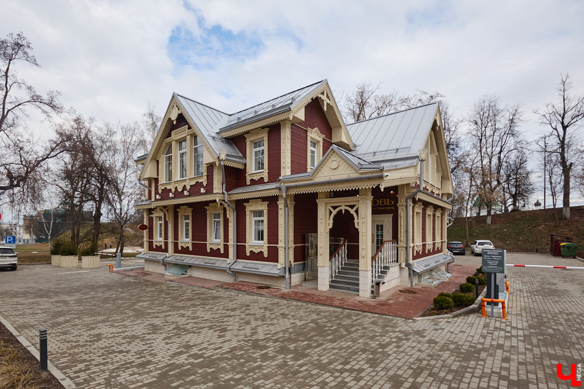 Весной ведущие российские кулинары состязаются в креативе, создавая умопомрачительные десерты. Парадокс в том, что их рецепты на самом деле придуманы более двух тысяч лет назад и в основе своей остались неизменны. Так, во владимирском трактире «Вновь» вернули из забвения александрийский кулич и многослойный курник.