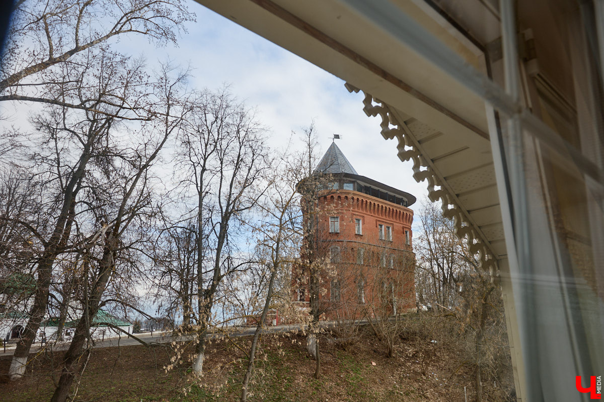 Весной ведущие российские кулинары состязаются в креативе, создавая умопомрачительные десерты. Парадокс в том, что их рецепты на самом деле придуманы более двух тысяч лет назад и в основе своей остались неизменны. Так, во владимирском трактире «Вновь» вернули из забвения александрийский кулич и многослойный курник.