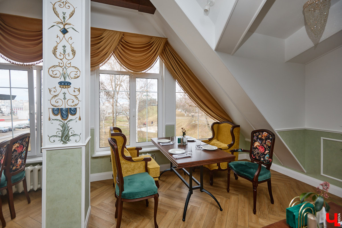 Весной ведущие российские кулинары состязаются в креативе, создавая умопомрачительные десерты. Парадокс в том, что их рецепты на самом деле придуманы более двух тысяч лет назад и в основе своей остались неизменны. Так, во владимирском трактире «Вновь» вернули из забвения александрийский кулич и многослойный курник.