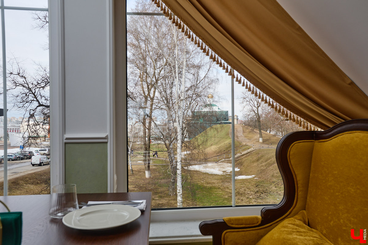 Весной ведущие российские кулинары состязаются в креативе, создавая умопомрачительные десерты. Парадокс в том, что их рецепты на самом деле придуманы более двух тысяч лет назад и в основе своей остались неизменны. Так, во владимирском трактире «Вновь» вернули из забвения александрийский кулич и многослойный курник.