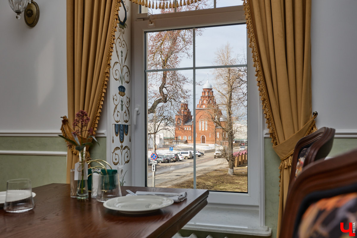 Весной ведущие российские кулинары состязаются в креативе, создавая умопомрачительные десерты. Парадокс в том, что их рецепты на самом деле придуманы более двух тысяч лет назад и в основе своей остались неизменны. Так, во владимирском трактире «Вновь» вернули из забвения александрийский кулич и многослойный курник.