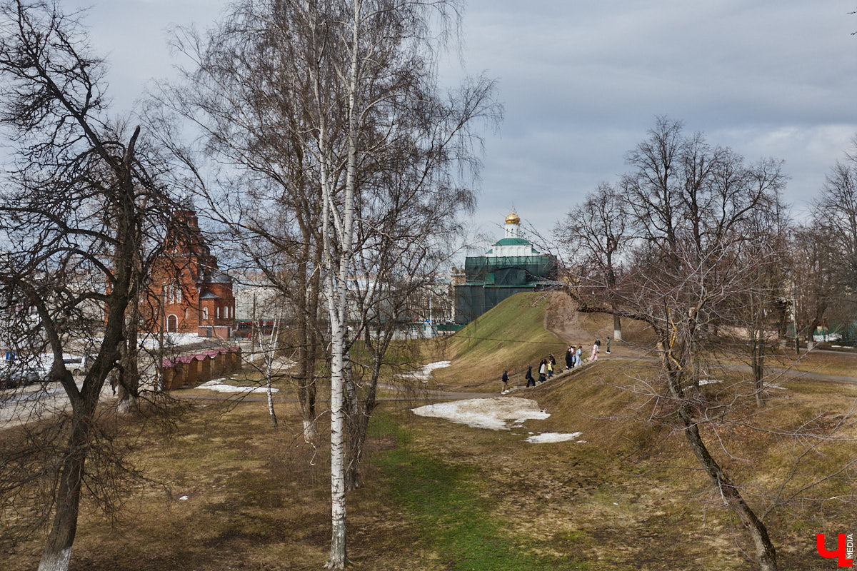 Весной ведущие российские кулинары состязаются в креативе, создавая умопомрачительные десерты. Парадокс в том, что их рецепты на самом деле придуманы более двух тысяч лет назад и в основе своей остались неизменны. Так, во владимирском трактире «Вновь» вернули из забвения александрийский кулич и многослойный курник.