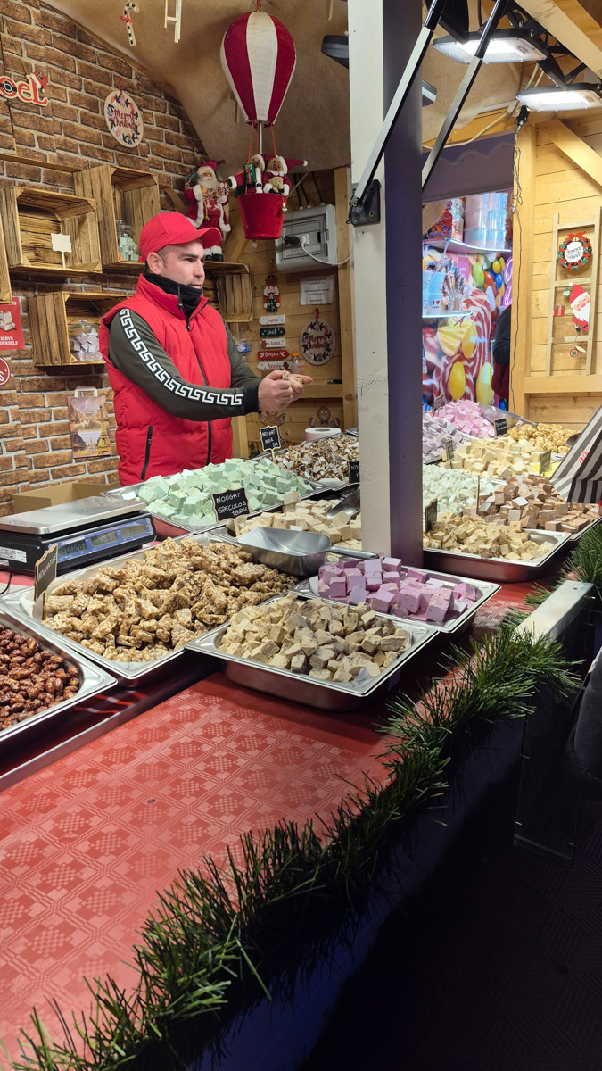 Горы мусора, толпы мигрантов и небезопасные улицы. Именно так описывали Париж Ольге Буниной ее друзья из французской столицы. Но отправившись в город любви в пятый раз, она открыла для себя совсем иную реальность. О своем путешествии, которое женщина вспоминает с огромной любовью, а также о развенчанных стереотипах про известнейшее место планеты туристка рассказала «Ключ-Медиа».