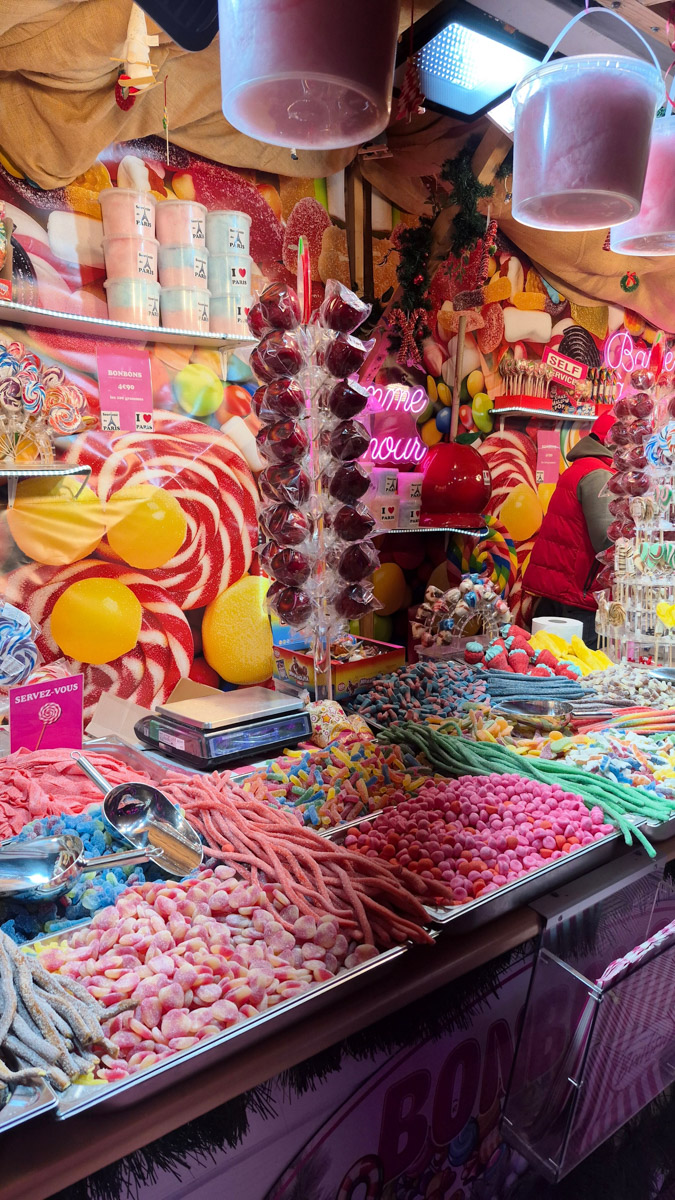 Горы мусора, толпы мигрантов и небезопасные улицы. Именно так описывали Париж Ольге Буниной ее друзья из французской столицы. Но отправившись в город любви в пятый раз, она открыла для себя совсем иную реальность. О своем путешествии, которое женщина вспоминает с огромной любовью, а также о развенчанных стереотипах про известнейшее место планеты туристка рассказала «Ключ-Медиа».