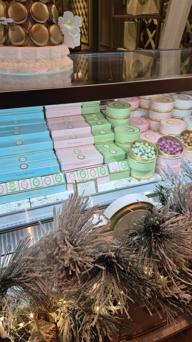 Горы мусора, толпы мигрантов и небезопасные улицы. Именно так описывали Париж Ольге Буниной ее друзья из французской столицы. Но отправившись в город любви в пятый раз, она открыла для себя совсем иную реальность. О своем путешествии, которое женщина вспоминает с огромной любовью, а также о развенчанных стереотипах про известнейшее место планеты туристка рассказала «Ключ-Медиа».