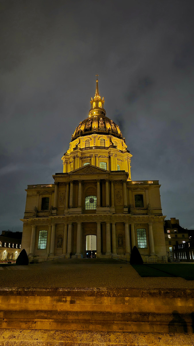 Горы мусора, толпы мигрантов и небезопасные улицы. Именно так описывали Париж Ольге Буниной ее друзья из французской столицы. Но отправившись в город любви в пятый раз, она открыла для себя совсем иную реальность. О своем путешествии, которое женщина вспоминает с огромной любовью, а также о развенчанных стереотипах про известнейшее место планеты туристка рассказала «Ключ-Медиа».