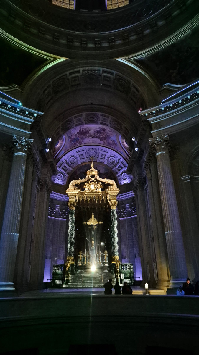 Горы мусора, толпы мигрантов и небезопасные улицы. Именно так описывали Париж Ольге Буниной ее друзья из французской столицы. Но отправившись в город любви в пятый раз, она открыла для себя совсем иную реальность. О своем путешествии, которое женщина вспоминает с огромной любовью, а также о развенчанных стереотипах про известнейшее место планеты туристка рассказала «Ключ-Медиа».