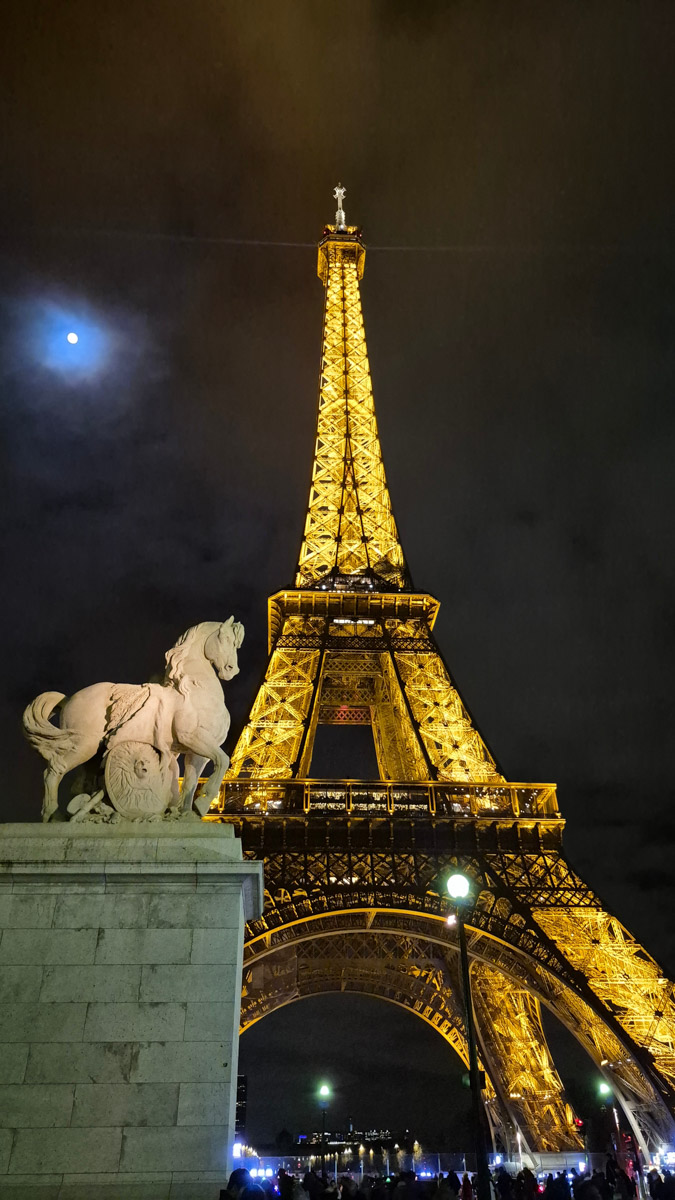 Горы мусора, толпы мигрантов и небезопасные улицы. Именно так описывали Париж Ольге Буниной ее друзья из французской столицы. Но отправившись в город любви в пятый раз, она открыла для себя совсем иную реальность. О своем путешествии, которое женщина вспоминает с огромной любовью, а также о развенчанных стереотипах про известнейшее место планеты туристка рассказала «Ключ-Медиа».