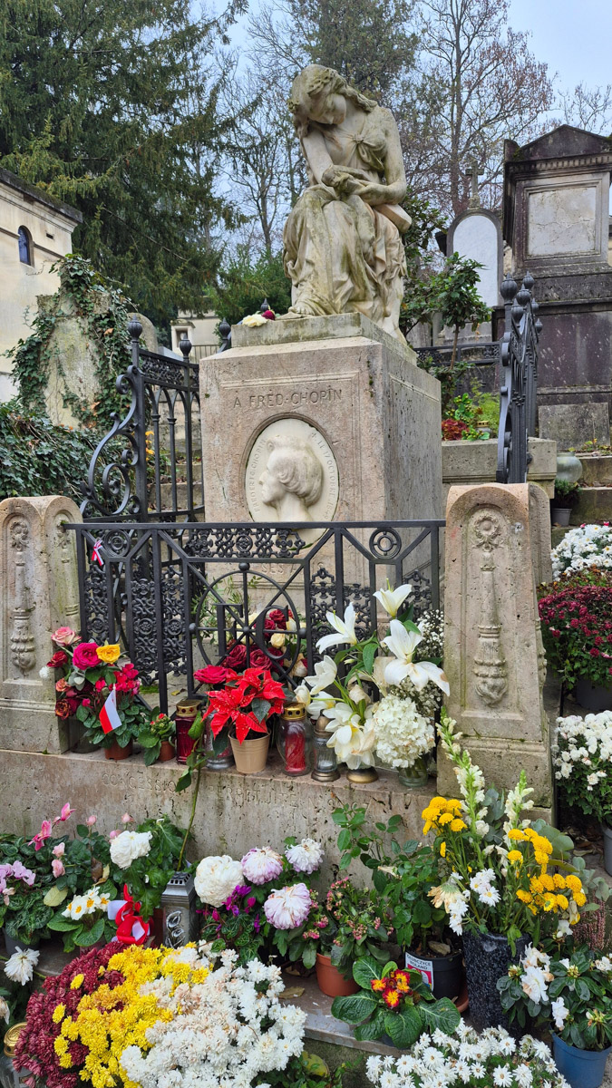 Горы мусора, толпы мигрантов и небезопасные улицы. Именно так описывали Париж Ольге Буниной ее друзья из французской столицы. Но отправившись в город любви в пятый раз, она открыла для себя совсем иную реальность. О своем путешествии, которое женщина вспоминает с огромной любовью, а также о развенчанных стереотипах про известнейшее место планеты туристка рассказала «Ключ-Медиа».