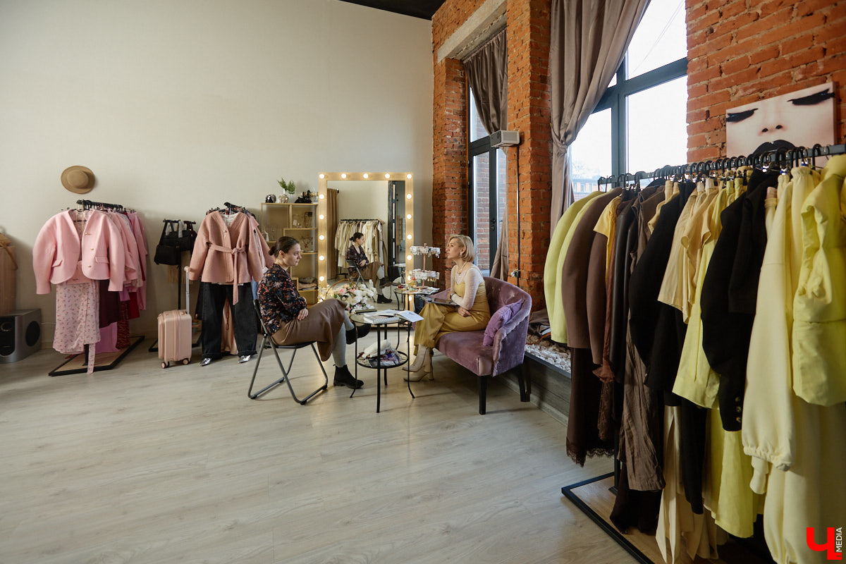 Семь лет работы стилистом привели Елену Капп к неожиданному открытию: за выбором одежды и внешнего облика часто стоит нечто большее, чем просто желание выглядеть красиво. Так в ее жизни появился «Дизайн человека» — система, которая помогает понимать себя и других. «Ключ-Медиа» решил в ней разобраться на примере российских селебрити.