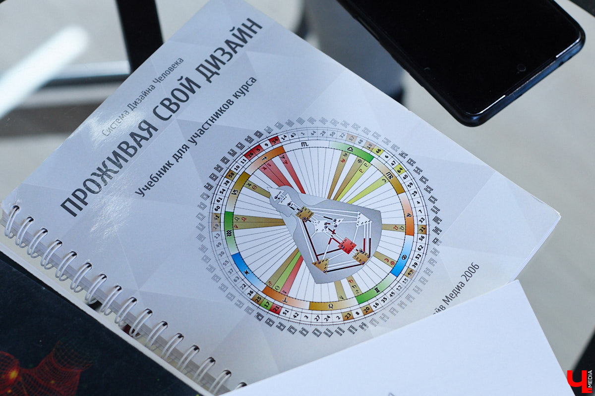 Семь лет работы стилистом привели Елену Капп к неожиданному открытию: за выбором одежды и внешнего облика часто стоит нечто большее, чем просто желание выглядеть красиво. Так в ее жизни появился «Дизайн человека» — система, которая помогает понимать себя и других. «Ключ-Медиа» решил в ней разобраться на примере российских селебрити.