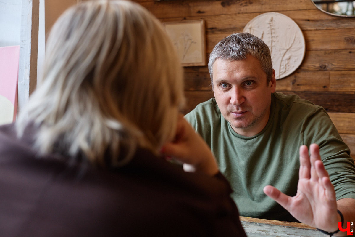 Хотя за его плечами более 50 съемок в кино и сериалах, имя владимирского актера не всегда указано в финальных титрах. У Святослава Кравцова множество эпизодических работ, однако в последнее время ему всё чаще стали давать роли второго плана. Как попасть на большой экран и почему нельзя отказываться от любых предложений, Святослав рассказал в интервью «Ключ-Медиа».