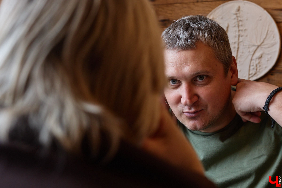 Хотя за его плечами более 50 съемок в кино и сериалах, имя владимирского актера не всегда указано в финальных титрах. У Святослава Кравцова множество эпизодических работ, однако в последнее время ему всё чаще стали давать роли второго плана. Как попасть на большой экран и почему нельзя отказываться от любых предложений, Святослав рассказал в интервью «Ключ-Медиа».