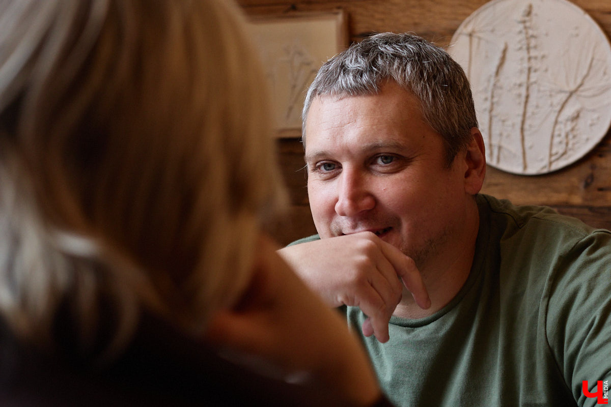 Хотя за его плечами более 50 съемок в кино и сериалах, имя владимирского актера не всегда указано в финальных титрах. У Святослава Кравцова множество эпизодических работ, однако в последнее время ему всё чаще стали давать роли второго плана. Как попасть на большой экран и почему нельзя отказываться от любых предложений, Святослав рассказал в интервью «Ключ-Медиа».