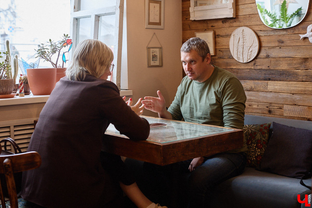 Хотя за его плечами более 50 съемок в кино и сериалах, имя владимирского актера не всегда указано в финальных титрах. У Святослава Кравцова множество эпизодических работ, однако в последнее время ему всё чаще стали давать роли второго плана. Как попасть на большой экран и почему нельзя отказываться от любых предложений, Святослав рассказал в интервью «Ключ-Медиа».