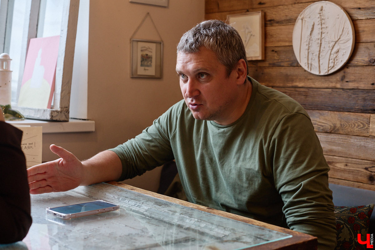 Хотя за его плечами более 50 съемок в кино и сериалах, имя владимирского актера не всегда указано в финальных титрах. У Святослава Кравцова множество эпизодических работ, однако в последнее время ему всё чаще стали давать роли второго плана. Как попасть на большой экран и почему нельзя отказываться от любых предложений, Святослав рассказал в интервью «Ключ-Медиа».