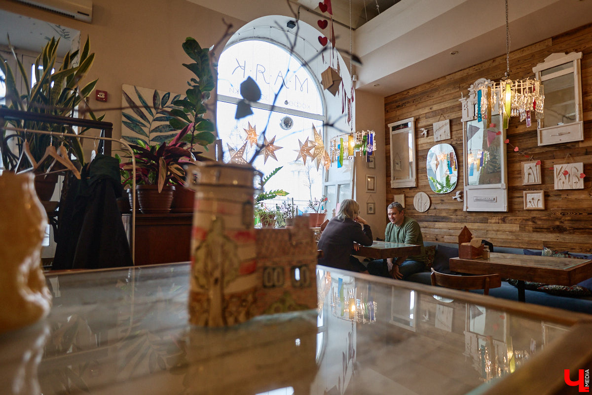 Хотя за его плечами более 50 съемок в кино и сериалах, имя владимирского актера не всегда указано в финальных титрах. У Святослава Кравцова множество эпизодических работ, однако в последнее время ему всё чаще стали давать роли второго плана. Как попасть на большой экран и почему нельзя отказываться от любых предложений, Святослав рассказал в интервью «Ключ-Медиа».