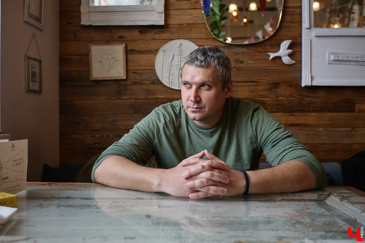 Хотя за его плечами более 50 съемок в кино и сериалах, имя владимирского актера не всегда указано в финальных титрах. У Святослава Кравцова множество эпизодических работ, однако в последнее время ему всё чаще стали давать роли второго плана. Как попасть на большой экран и почему нельзя отказываться от любых предложений, Святослав рассказал в интервью «Ключ-Медиа».