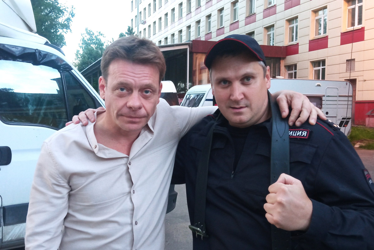 Хотя за его плечами более 50 съемок в кино и сериалах, имя владимирского актера не всегда указано в финальных титрах. У Святослава Кравцова множество эпизодических работ, однако в последнее время ему всё чаще стали давать роли второго плана. Как попасть на большой экран и почему нельзя отказываться от любых предложений, Святослав рассказал в интервью «Ключ-Медиа».