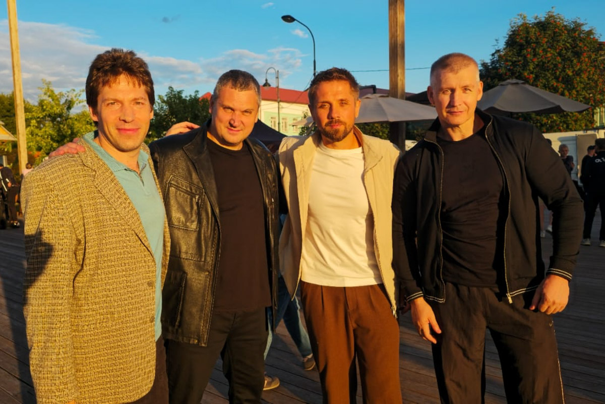 Хотя за его плечами более 50 съемок в кино и сериалах, имя владимирского актера не всегда указано в финальных титрах. У Святослава Кравцова множество эпизодических работ, однако в последнее время ему всё чаще стали давать роли второго плана. Как попасть на большой экран и почему нельзя отказываться от любых предложений, Святослав рассказал в интервью «Ключ-Медиа».