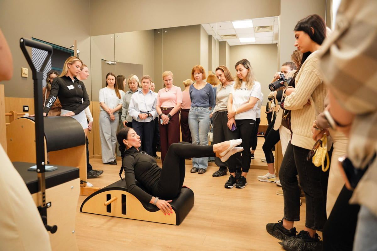 Владимирский фитнес-клуб «Атмосфера» вновь подтверждает статус одного из ведущих wellness*-пространств города. В начале апреля там презентовали новое и долгожданное направление — пилатес на реформерах. «Ключ-Медиа» не мог пропустить такое событие и заглянул на открытие.