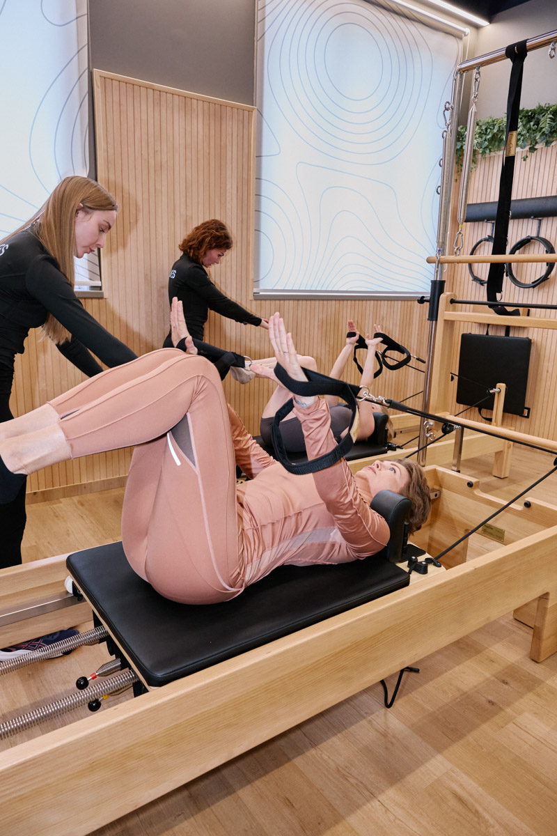 Владимирский фитнес-клуб «Атмосфера» вновь подтверждает статус одного из ведущих wellness*-пространств города. В начале апреля там презентовали новое и долгожданное направление — пилатес на реформерах. «Ключ-Медиа» не мог пропустить такое событие и заглянул на открытие.