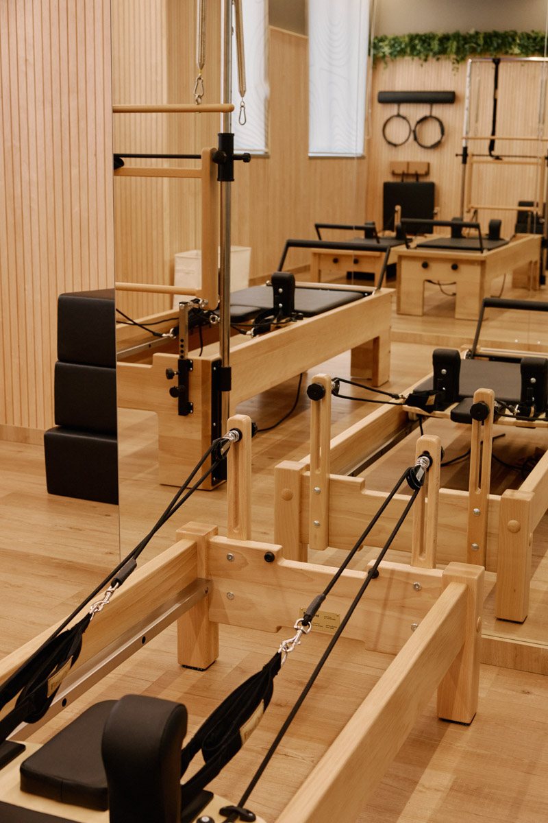 Владимирский фитнес-клуб «Атмосфера» вновь подтверждает статус одного из ведущих wellness*-пространств города. В начале апреля там презентовали новое и долгожданное направление — пилатес на реформерах. «Ключ-Медиа» не мог пропустить такое событие и заглянул на открытие.