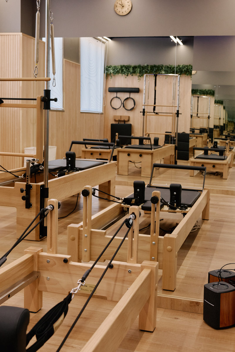 Владимирский фитнес-клуб «Атмосфера» вновь подтверждает статус одного из ведущих wellness*-пространств города. В начале апреля там презентовали новое и долгожданное направление — пилатес на реформерах. «Ключ-Медиа» не мог пропустить такое событие и заглянул на открытие.