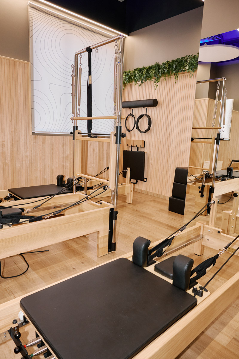 Владимирский фитнес-клуб «Атмосфера» вновь подтверждает статус одного из ведущих wellness*-пространств города. В начале апреля там презентовали новое и долгожданное направление — пилатес на реформерах. «Ключ-Медиа» не мог пропустить такое событие и заглянул на открытие.