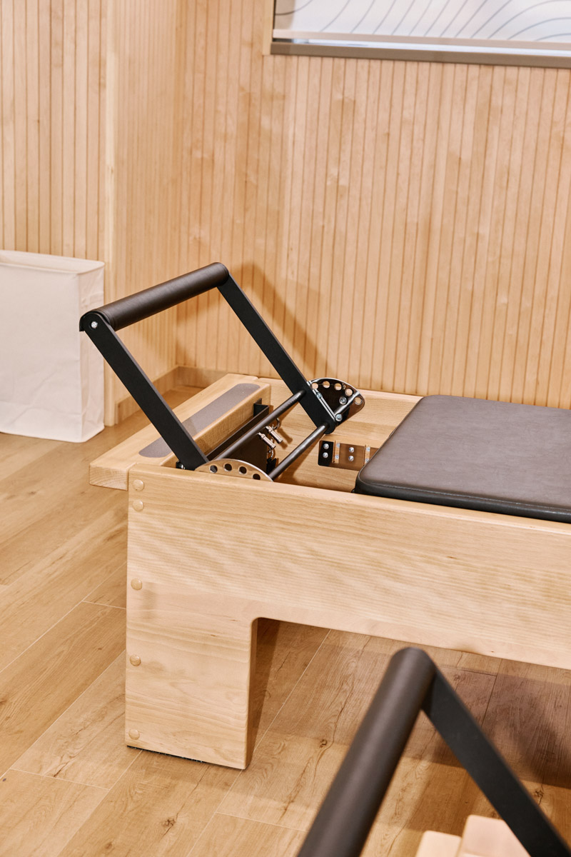 Владимирский фитнес-клуб «Атмосфера» вновь подтверждает статус одного из ведущих wellness*-пространств города. В начале апреля там презентовали новое и долгожданное направление — пилатес на реформерах. «Ключ-Медиа» не мог пропустить такое событие и заглянул на открытие.