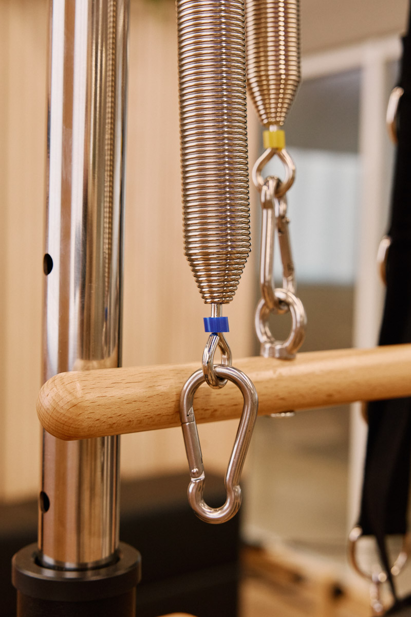 Владимирский фитнес-клуб «Атмосфера» вновь подтверждает статус одного из ведущих wellness*-пространств города. В начале апреля там презентовали новое и долгожданное направление — пилатес на реформерах. «Ключ-Медиа» не мог пропустить такое событие и заглянул на открытие.