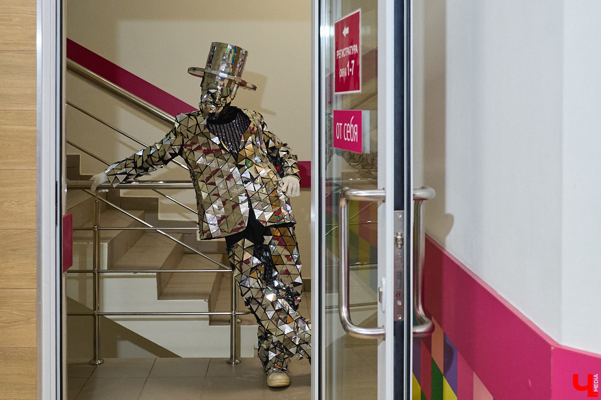 Квест-экскурсии, мастер-классы, игры, ток-шоу, фотографии в образах врачей разных специальностей — на необычной вечеринке в честь юбилея сети «Палитра» развлечения были на любой вкус. В апреле «Палитре» исполнилось 10 лет с момента открытия. За это время порядка 350 тысяч человек доверили свое здоровье клиникам сети. А потому главными гостями праздника стали, конечно же, пациенты.