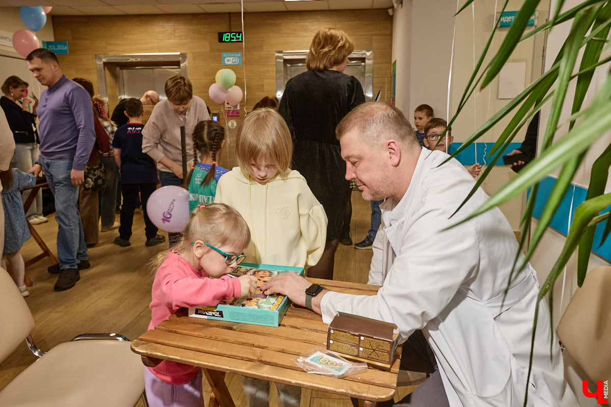 Квест-экскурсии, мастер-классы, игры, ток-шоу, фотографии в образах врачей разных специальностей — на необычной вечеринке в честь юбилея сети «Палитра» развлечения были на любой вкус. В апреле «Палитре» исполнилось 10 лет с момента открытия. За это время порядка 350 тысяч человек доверили свое здоровье клиникам сети. А потому главными гостями праздника стали, конечно же, пациенты.