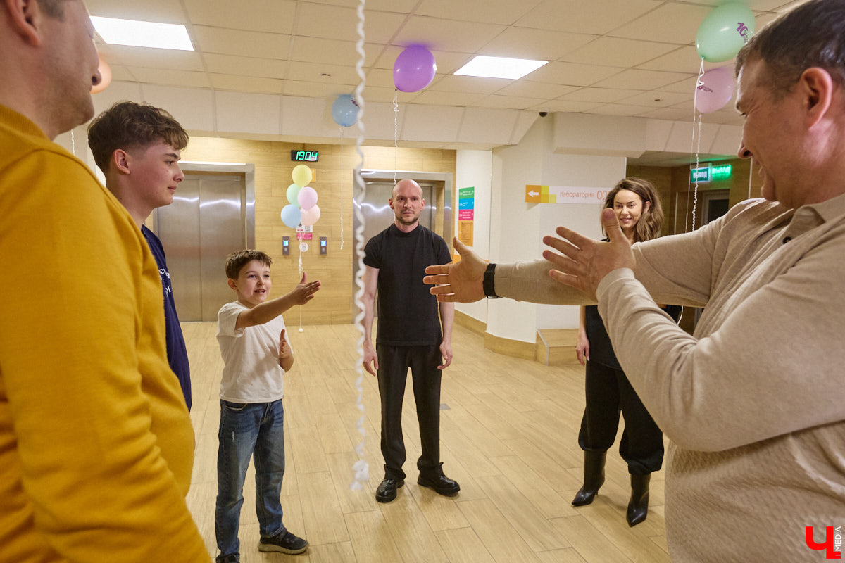 Квест-экскурсии, мастер-классы, игры, ток-шоу, фотографии в образах врачей разных специальностей — на необычной вечеринке в честь юбилея сети «Палитра» развлечения были на любой вкус. В апреле «Палитре» исполнилось 10 лет с момента открытия. За это время порядка 350 тысяч человек доверили свое здоровье клиникам сети. А потому главными гостями праздника стали, конечно же, пациенты.