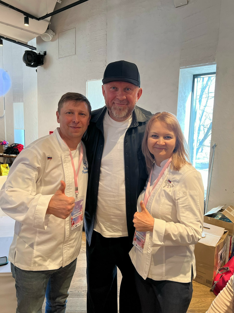 В столице прошел чемпионат по кондитерскому искусству Gravitycake, где Владимирскую область представляли несколько мастеров. Анастасия Барченкова привезла съедобную композицию «Иван-царевич с жар-птицей», а Стелла Морева и Руслан Просенюк создали Хозяйку Медной горы на троне из карамели.