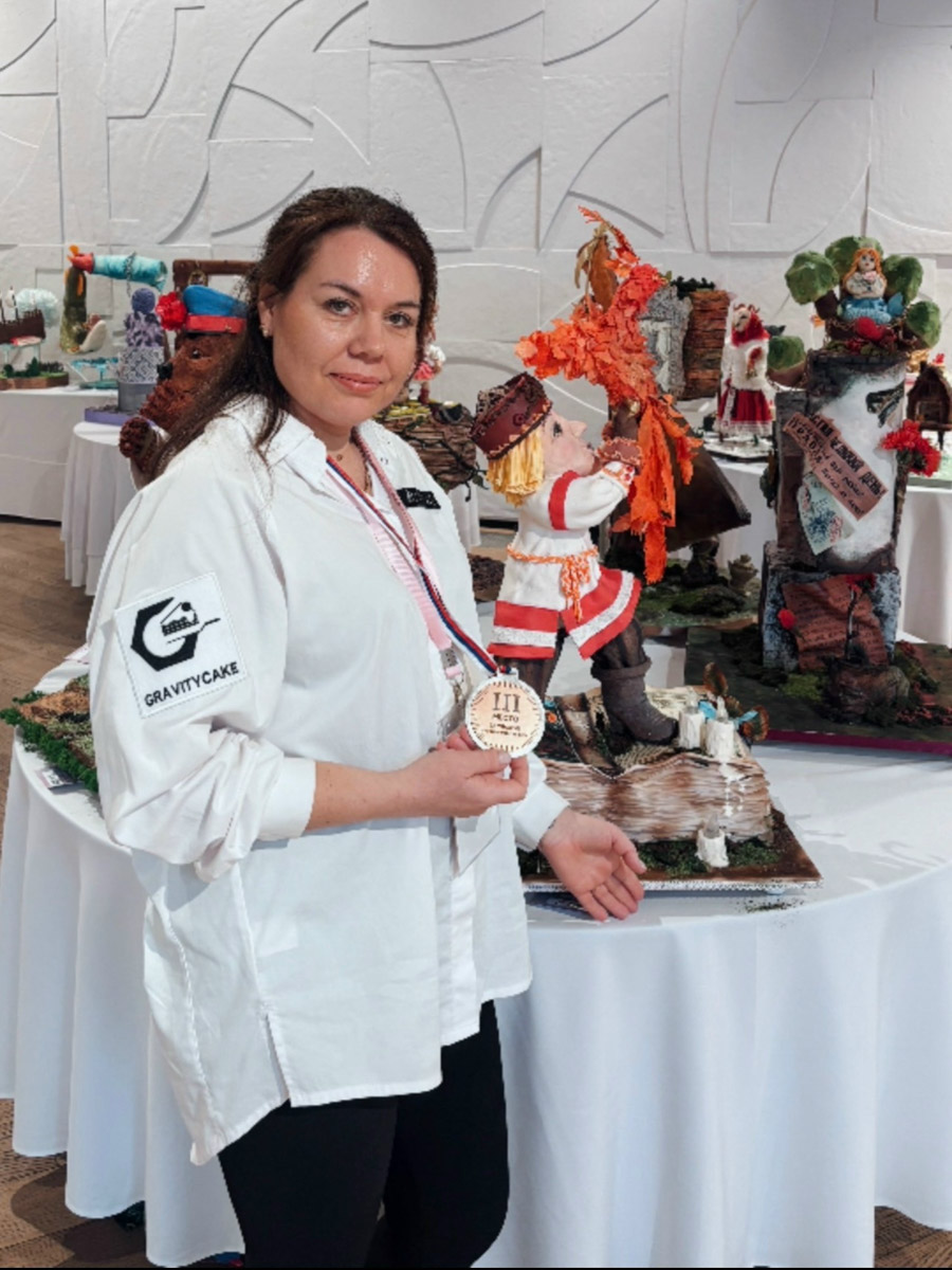 В столице прошел чемпионат по кондитерскому искусству Gravitycake, где Владимирскую область представляли несколько мастеров. Анастасия Барченкова привезла съедобную композицию «Иван-царевич с жар-птицей», а Стелла Морева и Руслан Просенюк создали Хозяйку Медной горы на троне из карамели.