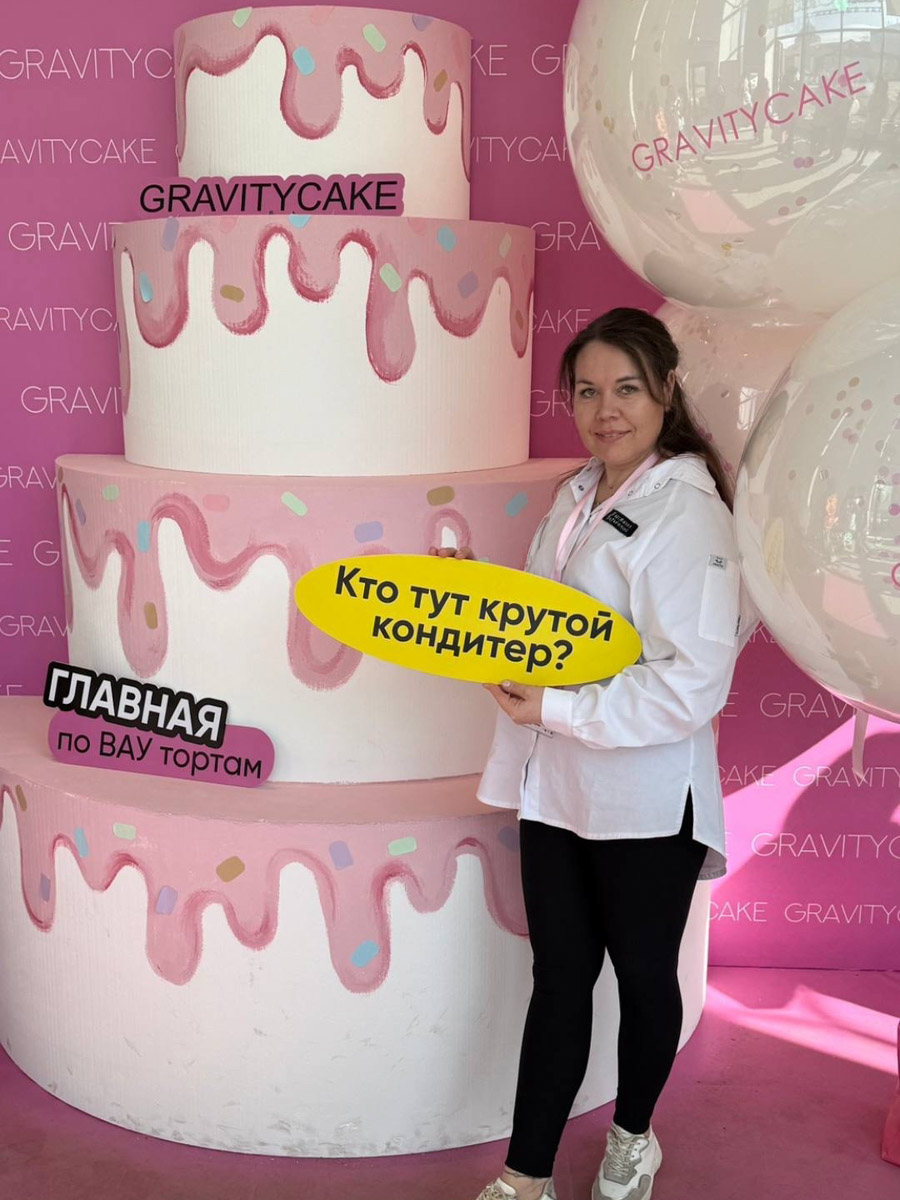 В столице прошел чемпионат по кондитерскому искусству Gravitycake, где Владимирскую область представляли несколько мастеров. Анастасия Барченкова привезла съедобную композицию «Иван-царевич с жар-птицей», а Стелла Морева и Руслан Просенюк создали Хозяйку Медной горы на троне из карамели.
