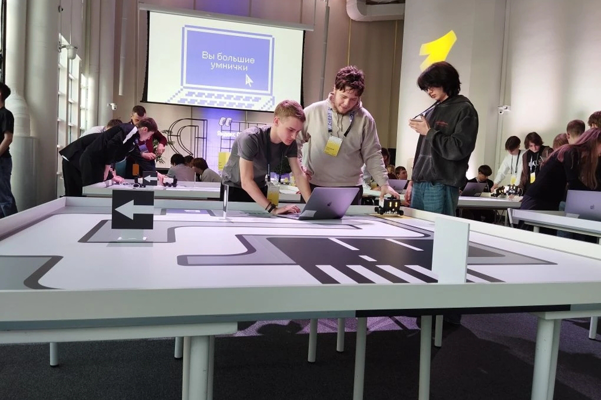 Пока его сверстники размышляют, с какой профессией связать жизнь, Аким Коробов из Гусь-Хрустального еще в 7-м классе поставил перед собой цель стать профи в IT-сфере. Сейчас он призер олимпиады по информатике «Кубок Яндекс Образования», финал которой прошел в московском офисе известной компании в конце марта. «Ключ-Медиа» узнал детали этого события.
