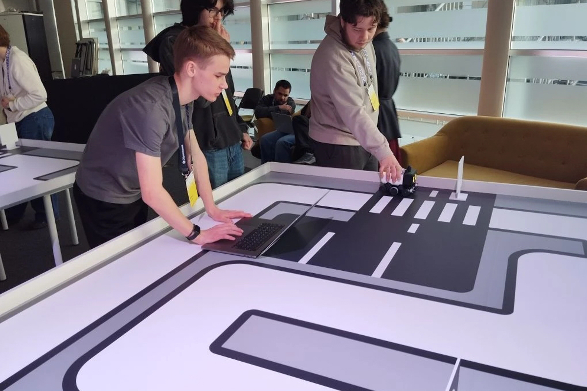 Пока его сверстники размышляют, с какой профессией связать жизнь, Аким Коробов из Гусь-Хрустального еще в 7-м классе поставил перед собой цель стать профи в IT-сфере. Сейчас он призер олимпиады по информатике «Кубок Яндекс Образования», финал которой прошел в московском офисе известной компании в конце марта. «Ключ-Медиа» узнал детали этого события.