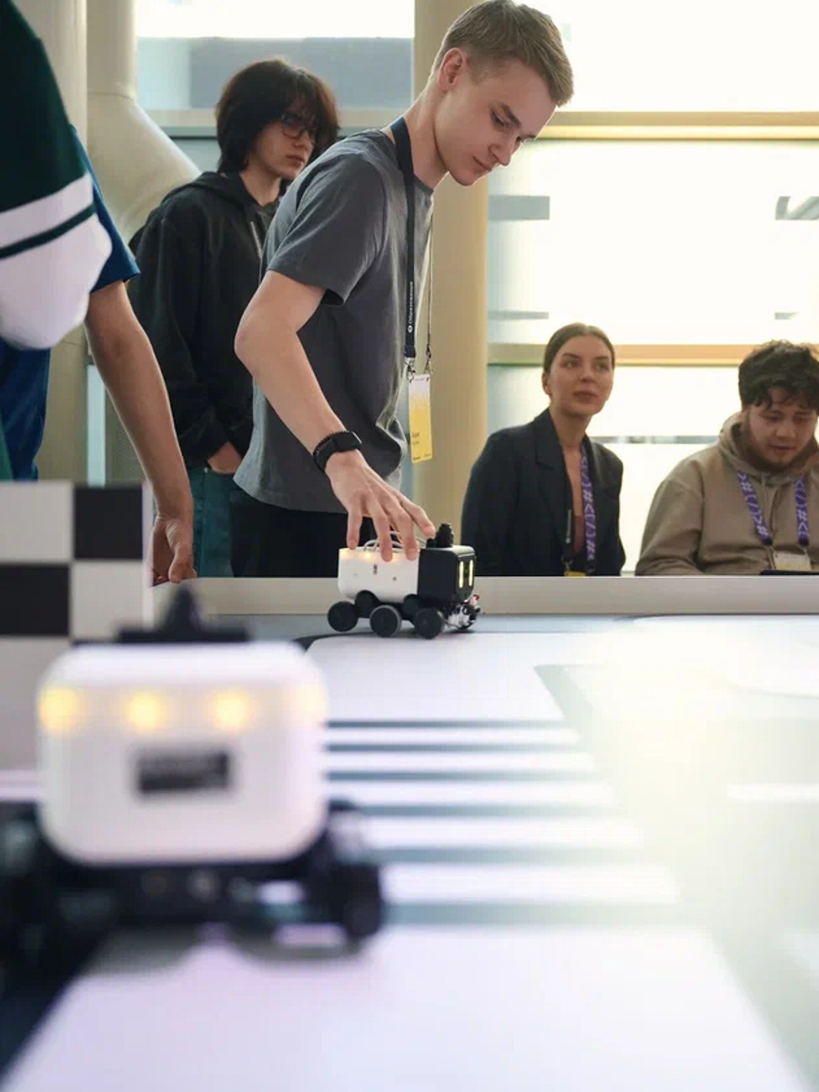 Пока его сверстники размышляют, с какой профессией связать жизнь, Аким Коробов из Гусь-Хрустального еще в 7-м классе поставил перед собой цель стать профи в IT-сфере. Сейчас он призер олимпиады по информатике «Кубок Яндекс Образования», финал которой прошел в московском офисе известной компании в конце марта. «Ключ-Медиа» узнал детали этого события.