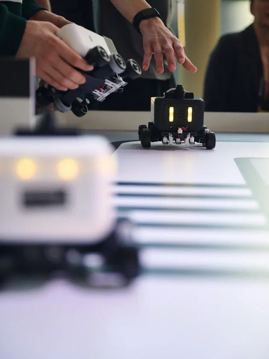 Пока его сверстники размышляют, с какой профессией связать жизнь, Аким Коробов из Гусь-Хрустального еще в 7-м классе поставил перед собой цель стать профи в IT-сфере. Сейчас он призер олимпиады по информатике «Кубок Яндекс Образования», финал которой прошел в московском офисе известной компании в конце марта. «Ключ-Медиа» узнал детали этого события.