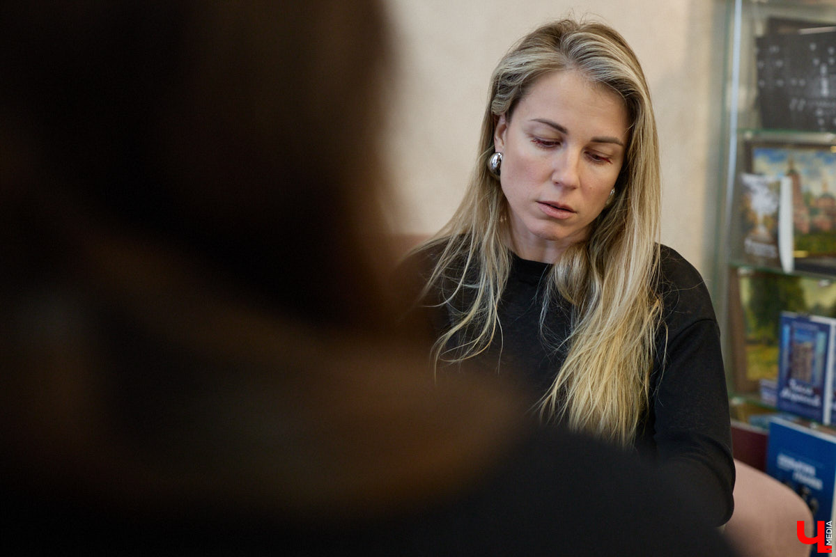 Мы живем в такое время, когда признаваться в чувствах — норма. Не всем это приходится по душе. Во многих крепка вера в то, что сор из избы не выносят. Увы, такая позиция может лишь сильнее травмировать. Мария Долбик из Владимира решила никого не слушать и публично поведать о своем тяжелом прошлом, тем самым продолжив путь к исцелению.